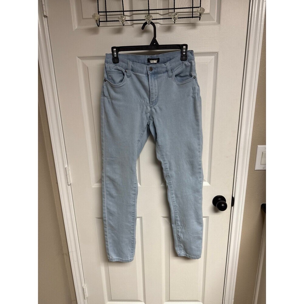 Size 6 Venus Light Wash Denim Skinny Jeans
